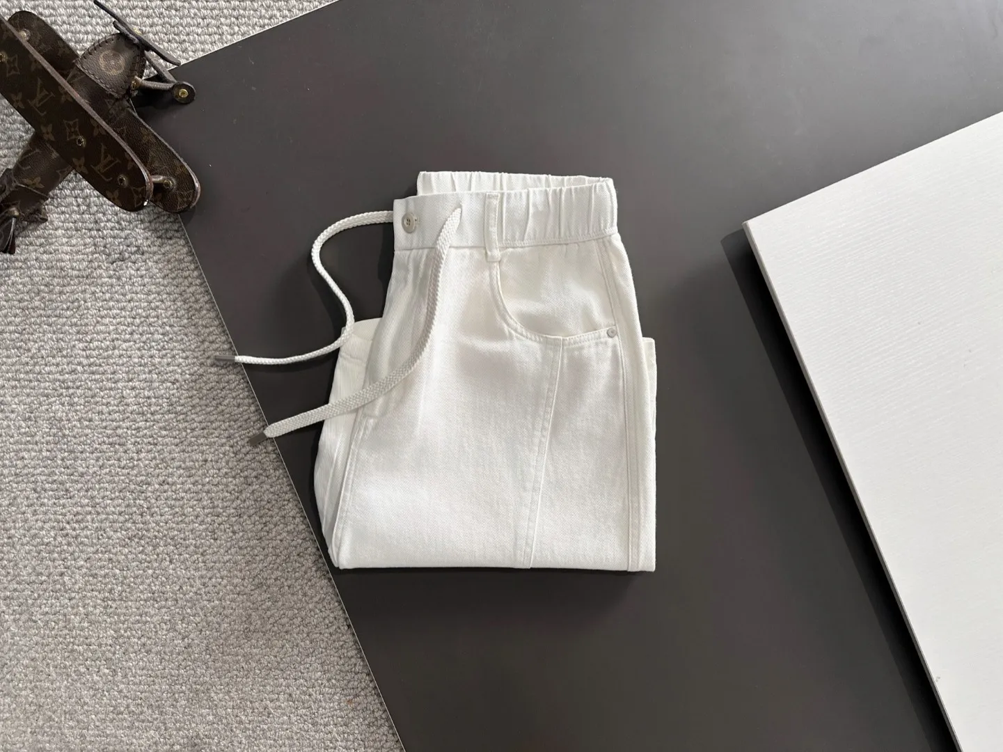Next day shipment P160 Premium Burberry 2026 Spring/Summer New Arrival elastic band casual shorts, counter-customized fabrics Breathable, high comfort, impeccable details, brand element design concept, reflecting high quality. It feels delicate and soft! It presents a casual cut and the upper body shape is great! Sizes:S-3XL
